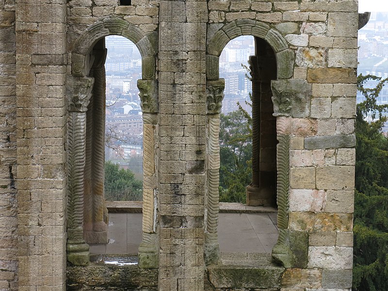 File:737 Santa María del Naranco (Oviedo), mirador oest del pis superior, façana nord.jpg