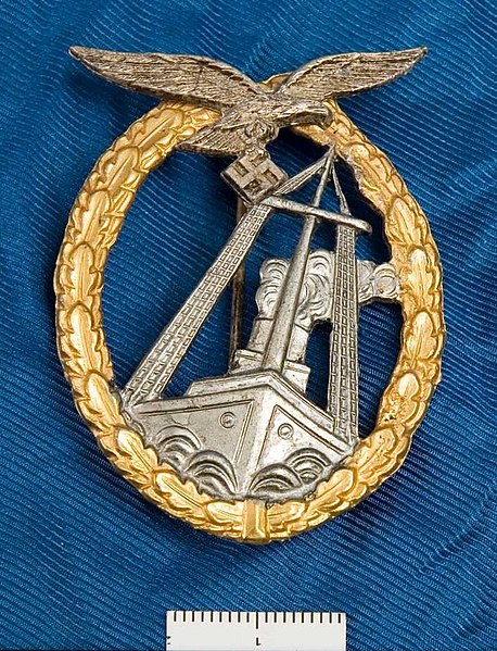 File:AM.086971 Seekampfabzeichen der Luftwaffe. Reproduction replica of German Air Force Sea Battle Badge, Third Reich WWII military decoration award instituted 1944. Photo Armémuseum Sweden. License CC BY 4.0 cropped.jpg