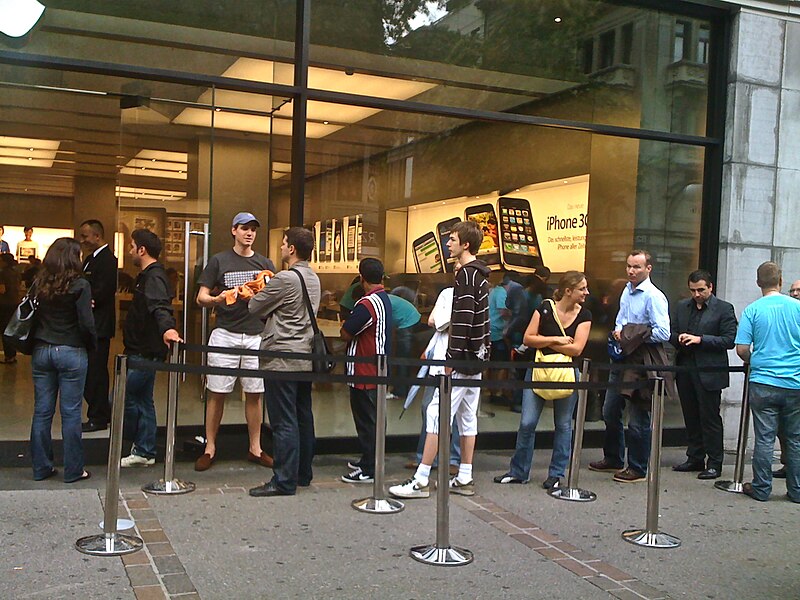 File:AS ZH iPhone3GS Launch.JPG