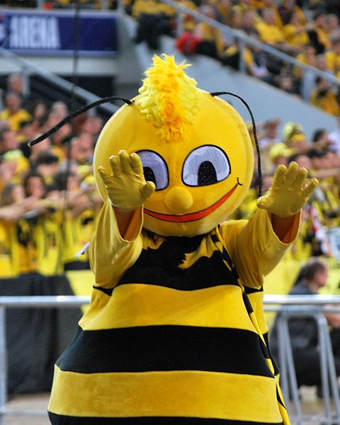 File:A Bee, Skra Bełchatów mascot.jpg