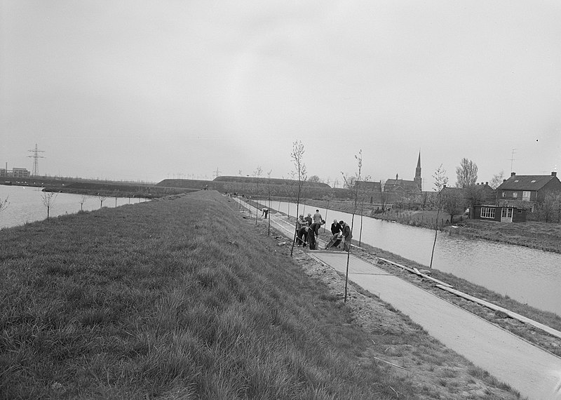 File:Aanleg en verbeteren van wegen, dijken en spaarbekken, vestingwallen, wandelpade, Bestanddeelnr 161-0829.jpg