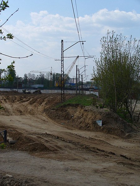 File:Abandoned rail branch in Iventeevka, but with live cantenary - panoramio.jpg