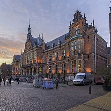 Academiegebouw bij zonsondergang