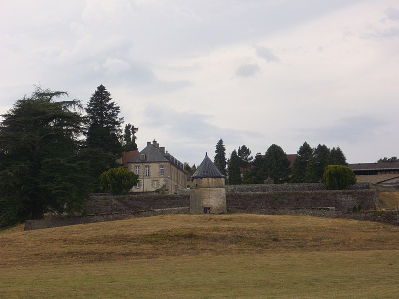 File:Ahun - château de Massenon (01).jpg