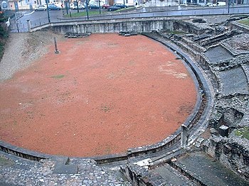 Amphitheater der Trois-Gaules in Lyon, in der Arena die Gedenksäule für die Märtyrer