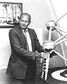 El ingeniero André Waterkeyn al lado de un modelo del Atomium en 1962
