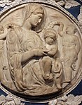 Мадонна с Младенцем (обрамление тондо: мастерская делла Роббиа. 1490-1515. Майолика)