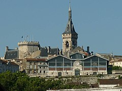 Le centre historique avec l'hôtel de ville et le marché.