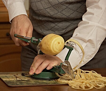 Apple peeler with potato 01 Pengo.jpg