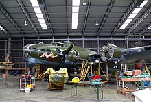 B-17 Sally B en cours de maintenance dans le hangar 2, Duxford. (2253551018) .jpg