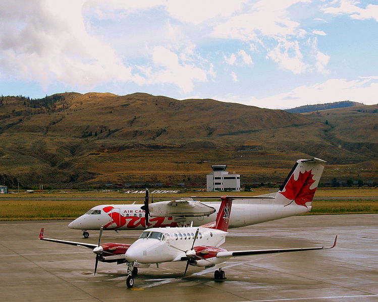 File:BCE and an Air Canada Jazz Dash 8-300 (1415974990).jpg