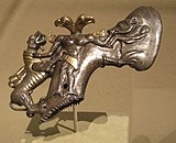Bijl handvat.  Beeldjes van een demon met een "gelijktijdige" vogelkop, een zwijn en een draak.  Bactrië-Margiana.  3-2 duizend voor Christus  Bronzen.  Metropolitan Museum of Art, New York