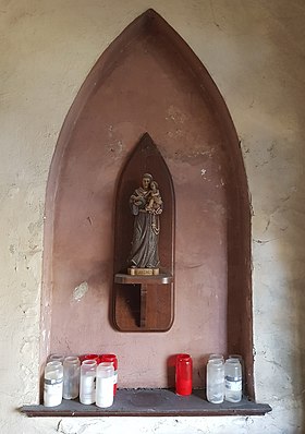 Wandnische mit Heiligenfigur rechts in der Kapelle