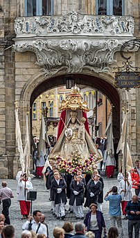 La procession de la Mère de Dieu de Bamberg, au moment de son passage sous l'ancien hôtel de ville. (définition réelle 2 716 × 4 607)