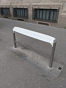 Appui ischiatique de la même gamme[réf. souhaitée], sur la rue des Pyrénées, en juillet 2021.