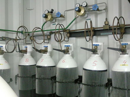 Bank of oxygen cylinders for recompression treatment or surface decompression