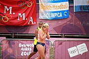 Deutsch: Beachhandball bei den Olympischen Jugendspielen 2018; Tag 6, 12. Oktober 2018; Mädchen, Hauptrundenspiel – Ungarn-Niederlande 2:1 English: Beach handball at the 2018 Summer Youth Olympics at 12 October 2018 – Girls Main Round – Hungary-Netherlands 2:1