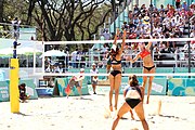 Deutsch: Beachvolleyball bei den Olympischen Jugendspielen 2018; Tag 9, 15. Oktober 2018; Mädchen, Viertelfinale: USA-Spanien 2–1 (21–19/17–21/15–9) English: Beach volleyball at the 2018 Summer Youth Olympics at 15 October 2018 – Girls Quarterfinals: USA-Spain 2–1 (21–19/17–21/15–9)