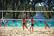 Deutsch: Beachvolleyball bei den Olympischen Jugendspielen 2018; Tag 8, 14. Oktober 2018; Mädchen, Achtelfinale – Bolivien-Puerto Rico 0:2 (18–21/18–21 ) English: Beach volleyball at the 2018 Summer Youth Olympics at 14 October 2018 – Girls Round of 16 – Bolivia-Puerto Rico 0:2 (18–21/18–21 )