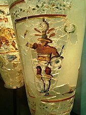 Υάλινο ποτήρι του 1ου αι. με μονομάχο, από τον θησαυρό Μπέγκραμ. Μουσείο Γκουιμέ, Παρίσι.