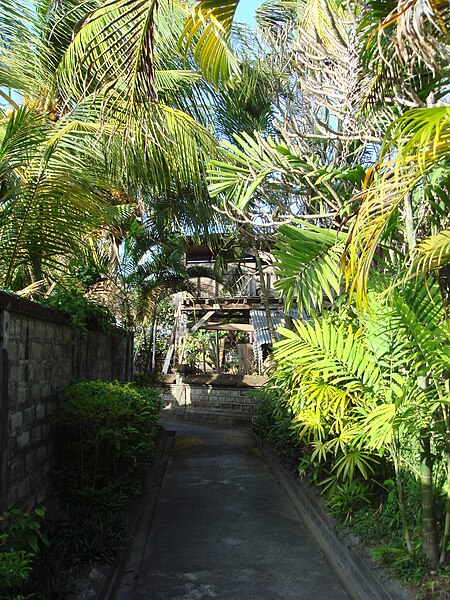 File:Belanjong pillar alley.jpg