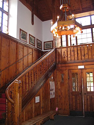 Foto des Foyers mit Treppe
