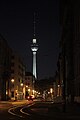 Berliner Fernsehturm mit interner Festbeleuchtung, fotografiert von der Dorotheenstraße