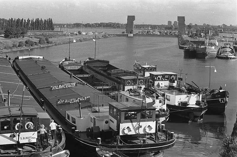 File:Blokkerende schepen op het Amsterdam-Rijnkanaal voor het IJ, Bestanddeelnr 928-1202.jpg