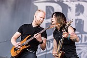 Die Live-Gitarristen Joni Lahdenkauppi[5] und Tuomas Leskinen[6]