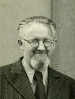 Bohumil Němeček – jeden z učitelů školy (na poválečné fotografii)