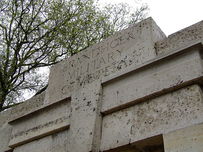 File:Brandhoek Military Cemetery entrance 2449668921.jpg