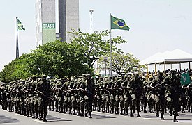 Brezilya'nın Brasília kentinde 2003 Bağımsızlık Günü Geçit Töreni sırasında Brezilya Ordusu askerlerinin selam yürüyüşü.