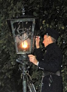 ліхтарник запалює ліхтар у Бересті