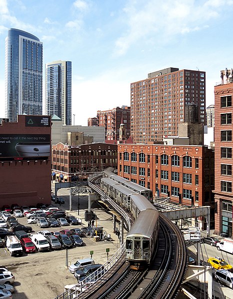 File:Brown Line Train Toward the Loop (20398589292).jpg