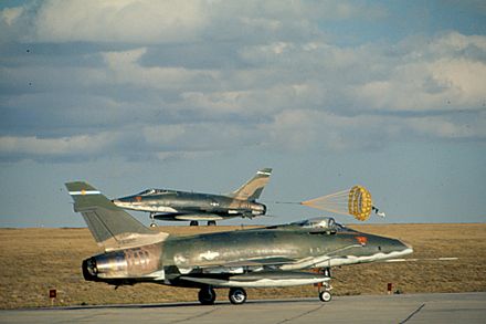 F 100. F-100d super Sabre. Истребитель f-100 super Sabre. Супер Сейбр f-100 во Вьетнаме. F 100 D super saber.