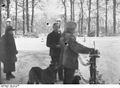 Bundesarchiv Bild 102-11044, Doorn, Wilhelm II. beim Vögelfüttern.jpg