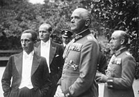 "Začátek slavnostního představení v Bayreuthu v červenci roku 1937. Zleva: říšský ministr Joseph Goebbels, polní maršál Werner von Blomberg a jeho pobočník major George von der Decken."