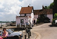 Pantat dan Tiram Inn, Pin Mill, Suffolk. - geograph.org.inggris - 127251.jpg