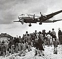 ברלינאים מביטים במטוס תובלה דאגלס C-54 סקיימאסטר אמריקאי הנוחת בשדה התעופה של מערב ברלין