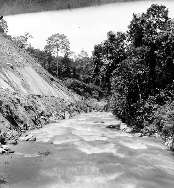 File:COLLECTIE TROPENMUSEUM Aanleg van de spoorlijn Kajoe Tanam - Padang Pandong aan Sumatra's westkust door de Anei kloof TMnr 10020608.jpg