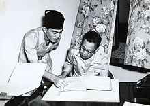 R. A. A. Muharram Wiranatakusuma, president of the Pasundan State with his secretary in Bogor (1948) COLLECTIE TROPENMUSEUM Het hoofd van de deelstaat Negara Pasundan met zijn secretaris TMnr 60054594.jpg