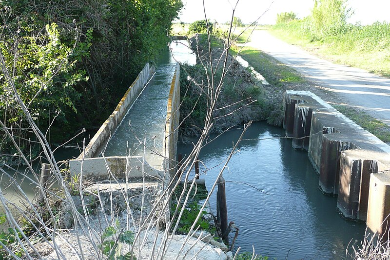 File:Canal d'eau près de l'étang de Vaccarès 2.JPG