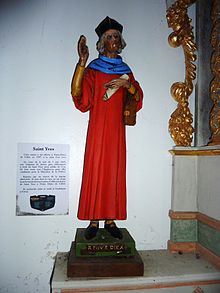 La statue de saint Yves offerte par les marins du Saint-Yves ayant échappé à la marine allemande à Notre-Dame-de-Callot