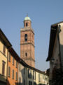 Il campanile della Parrocchiale, visto da via Roma.