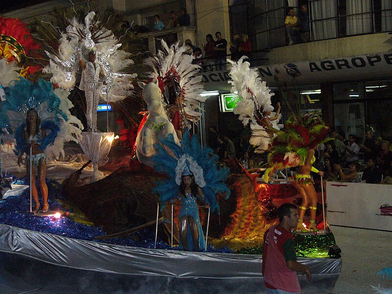 File:Carnaval de Artigas.jpg