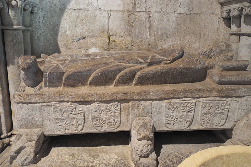 File:Castañeda Colegiata Santa Cruz Tomb 43.jpg