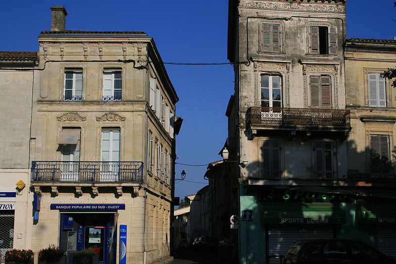 File:Castillon-la-Bataille, general street scene 2.jpg