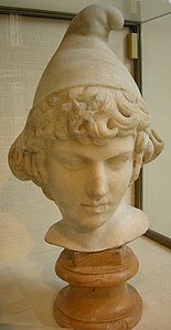 Busto de Átis usando o barrete frígio, que tornou-se um "símbolo da liberdade" e é utilizado em vários brasões atualmente (vide ao lado).