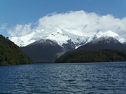 Cerro y ledenik Torrecillas - Lago Menéndez - Nacionalni park Los Alerces - Chubut - Argentina - panoramio.jpg