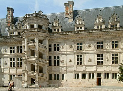 Dvoriščna fasada Château de Blois s krožnimi stopnicami in lucarni vzdolž strehe